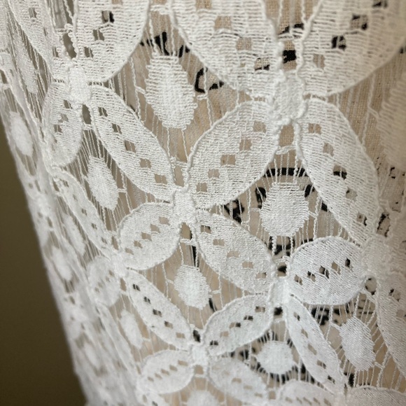 Shyanne Woman’s white duster, ruffles on front-lace on back, size large - Picture 4 of 4